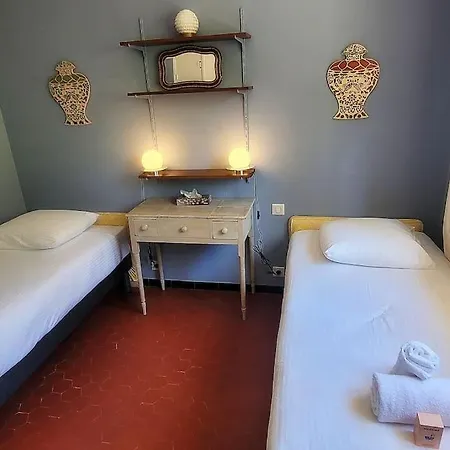 Aux Portes De