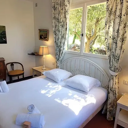 Aux Portes De
